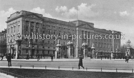Buckingham  Palace, London, c.1917.